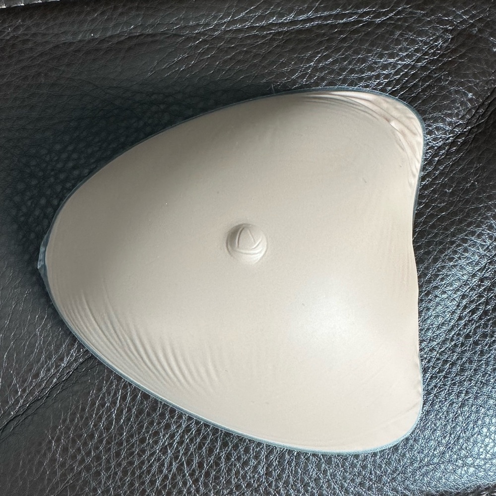 Amoena breast prosthetic, sz 3, energy light 2U